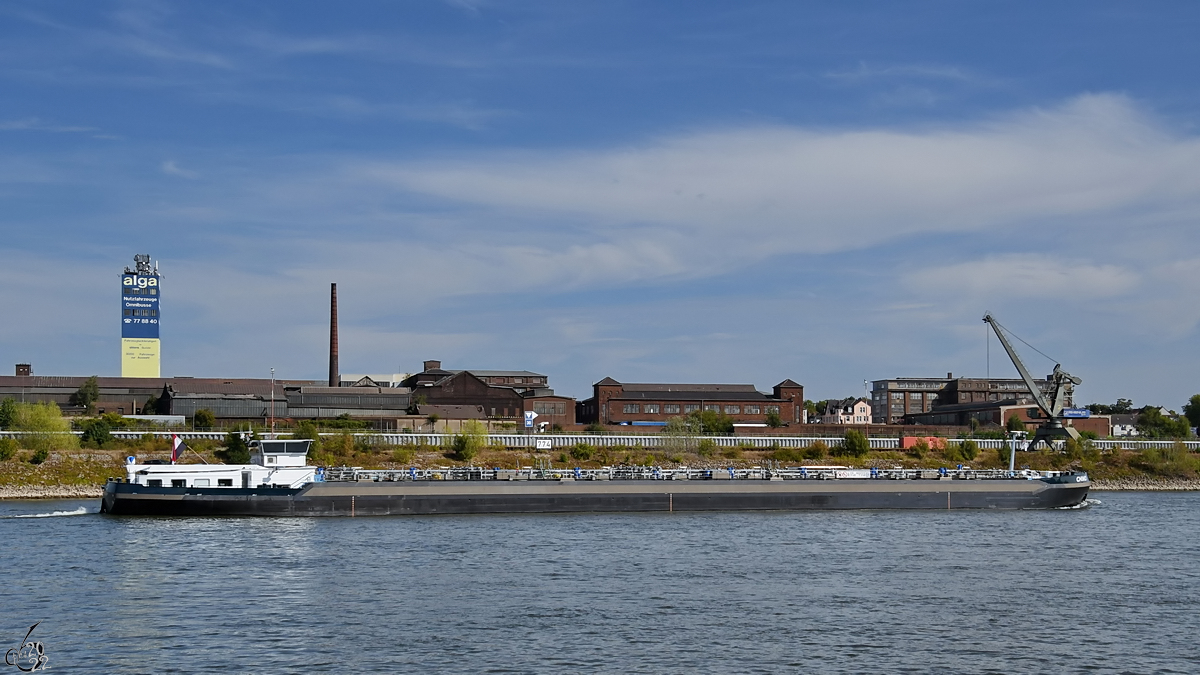 Ende August 2022 war auf dem Rhein bei Duisburg das Tankmotorschiff CHIMO (ENI: 02337215) unterwegs.