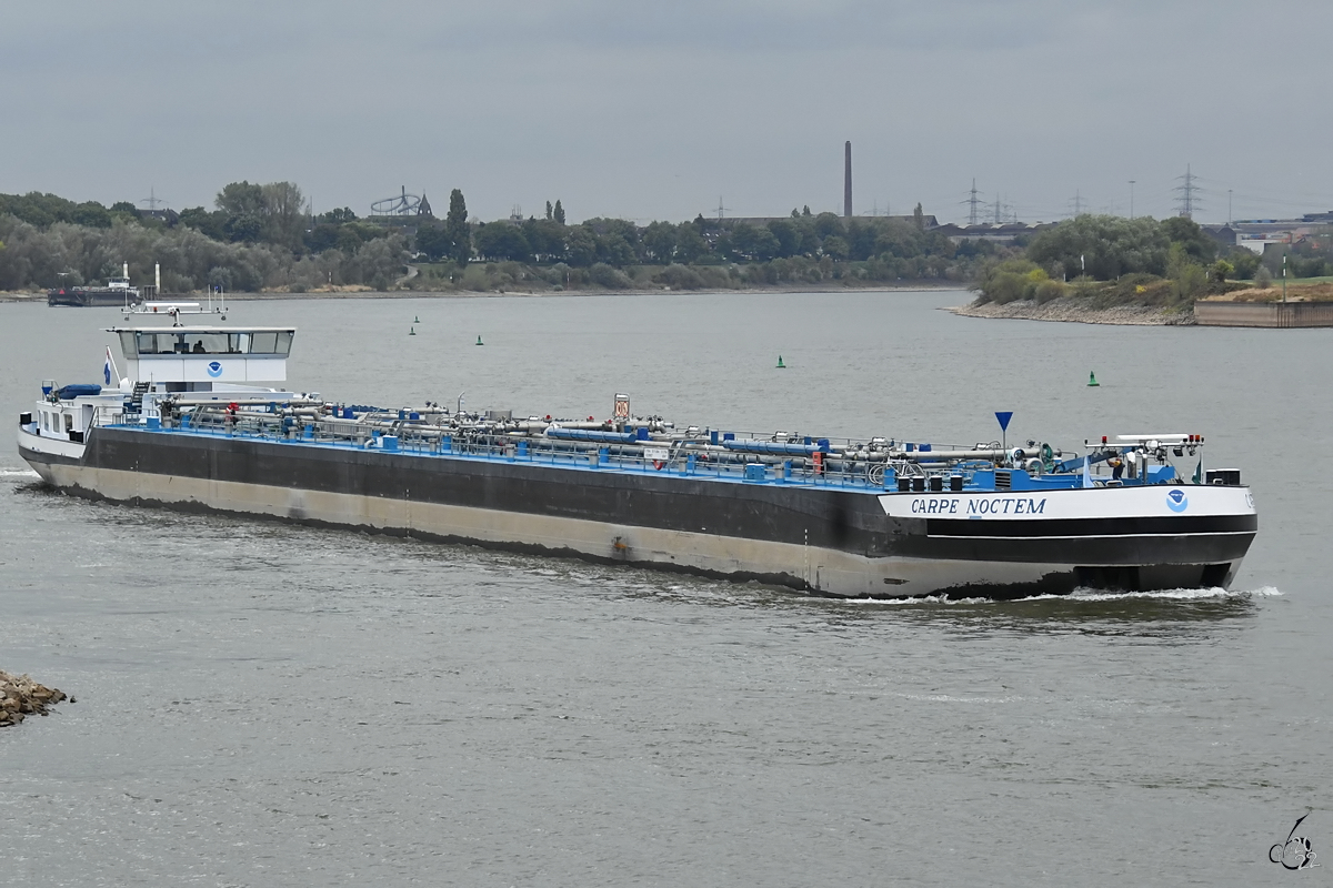 Ende August 2022 war in Duisburg das Tankmotorschiff CARPE NOCTEM (ENI: 02329627) zu sehen.