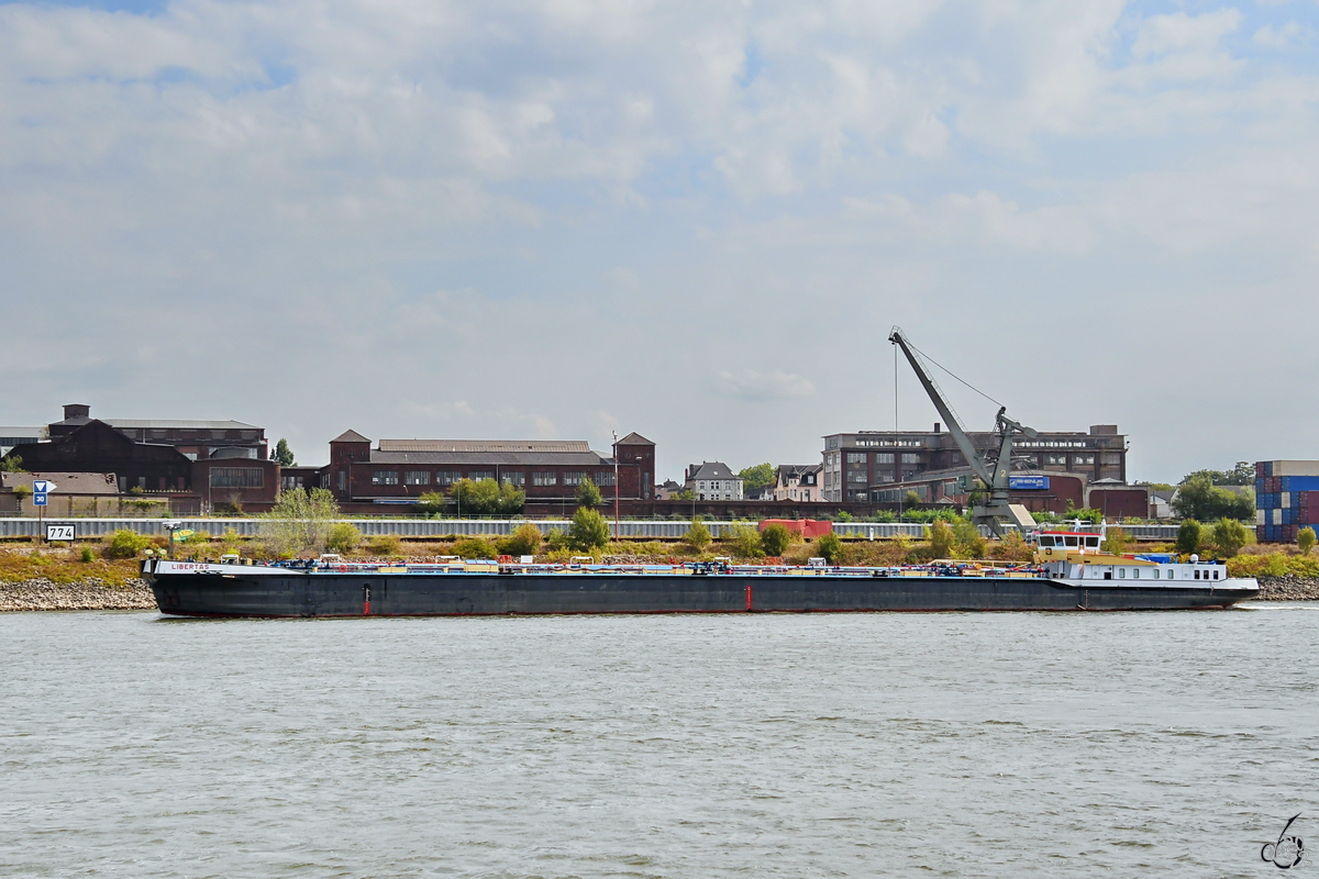 Ende August 2022 war in Duisburg das Tankmotorschiff LIBERTAS (ENI: 08023110) zu sehen.