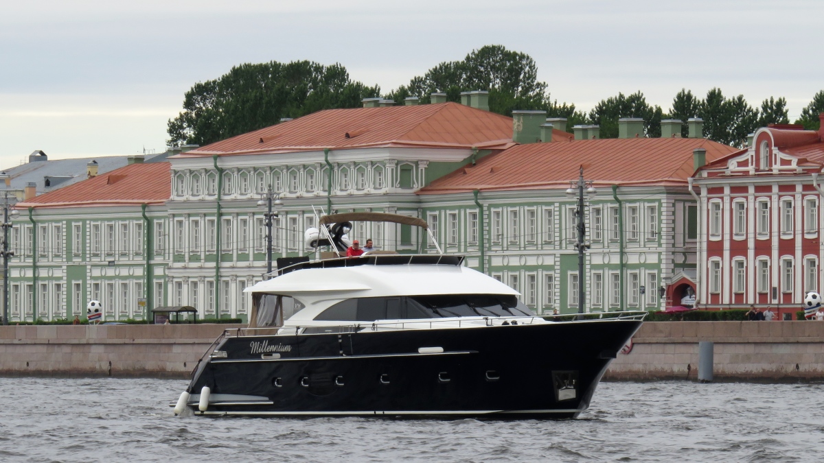 Endlich mal was lesbares: Die Yacht Millenium auf der Newa in St. Petersburg, 16.7.17