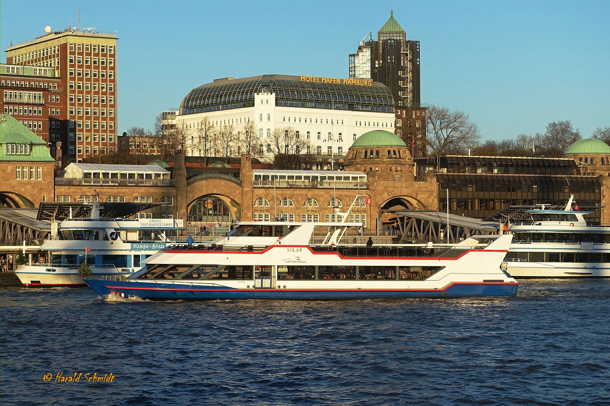 (ENI 4306580) am 17.12.2022, Hamburg, Elbe Höhe Landungsbrücken /

ex WARSTEINER SOLAR  

Fahrgastbinnenschiff / Lüa 40,15 m, B 8,55 m, Tg 1,11 m / 2 Diesel, ges. 820 PS / 200 Fahrgäste / 1989 bei De Hoop, Lobith/NL, 2022 modernisiert, jetzt 299 Fahrgäste / Eigner: Kapitän Prüsse, Hamburg /
