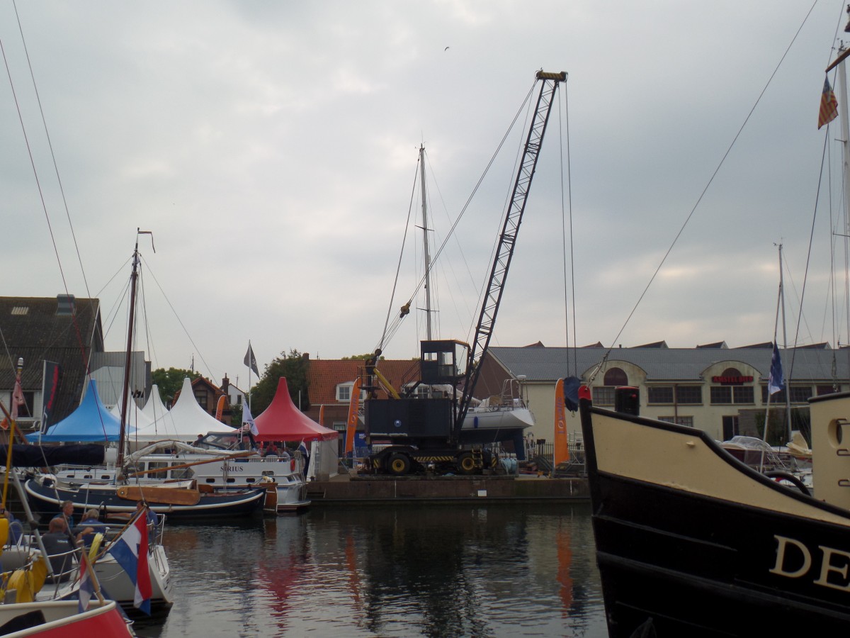 Enkhuizen am 5.9.2014: Kran einer Jachtwerft am Oude Haven 