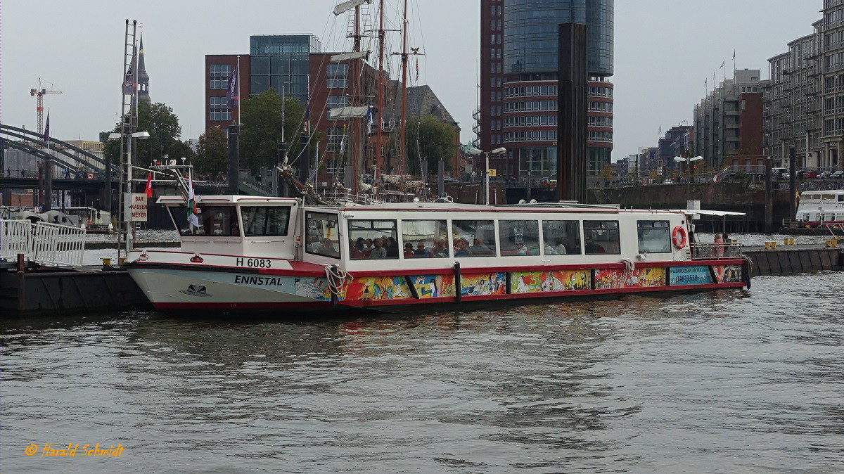 ENNSTAL (ENI 04813530) (H 6083) am 13.10.2019, Hamburg, Elbe, östlicher Liegeplatz der Überseebrücke /

Hafenrundfahrtbarkasse (Kunstbarkasse, durch Udo Lindenberg gestaltet) / Lüa 24,77 m, B 6 m, Tg  m / Antrieb durch eine schadstoffarmen Dieselmotor / zugelassen für 137 Personen / gebaut 2019 bei Feltz-Werft, HH-Finkenwerder / Eigner: Barkassen Meyer, HH / 
