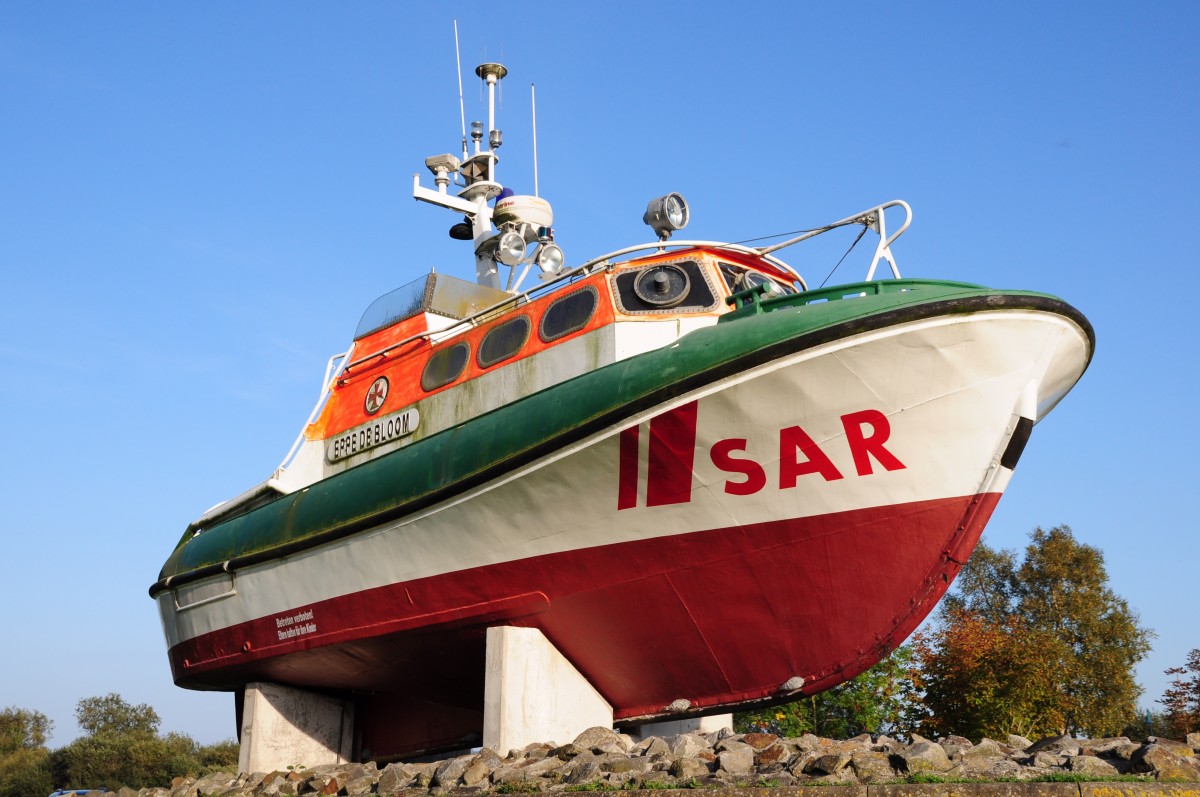 EPPE DE BLOM am 05.10.2014 in Dornumersiel / Westeraccum vor dem Alten Rettungsschuppen. Das Rettungsboot lief ursprünglich unter dem Namen Walther Müller und war ein Schiff der Deutschen Gesellschaft zur Rettung Schiffbrüchiger (DGzRS). Es ist 9 Meter lang und war von 1977 - 2006 in Betrieb. 