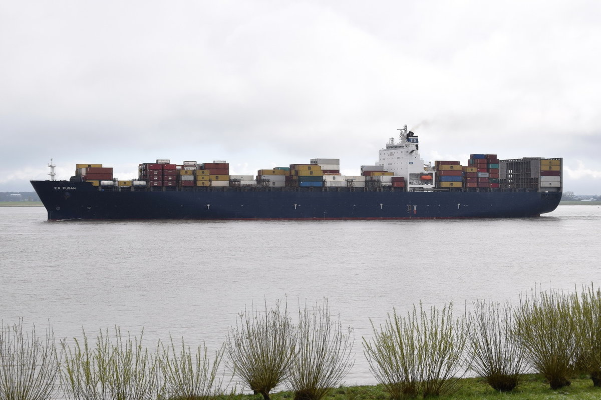E.R. PUSAN , Containerschiff , IMO 9211169 ,Baujahr 2000 , 263 x 40 m , 5762 TEU , 24.04.2016 Grünendeich