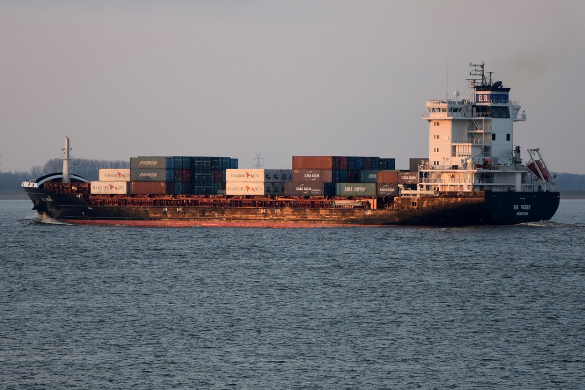 E.R. VISBY , Feederschiff , IMO 9448695 , Baujahr 2012 , 158 x 24m , 1085 TEU , 12.03.2016 Grünendeich