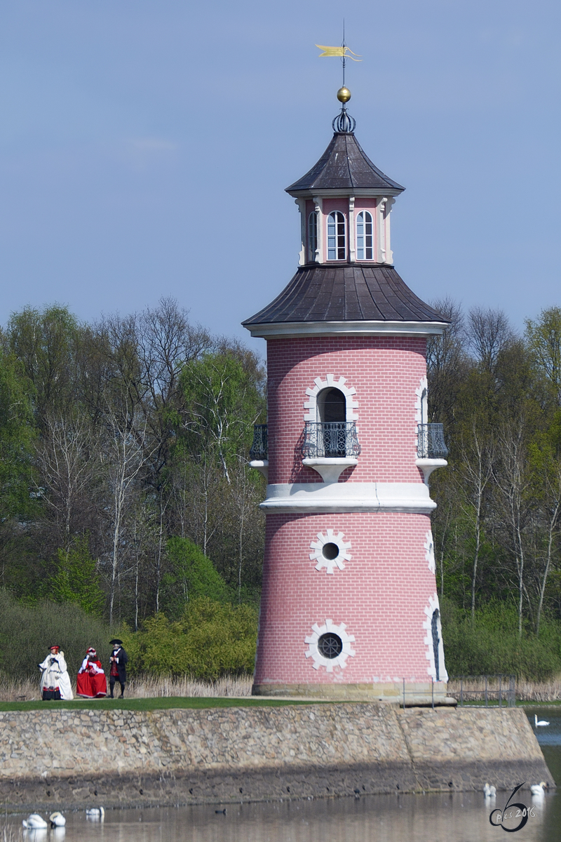 Erbaut wurde dieser Binnenleuchtturm in Moritzburg zum Ende des 18. Jahrhunderts. Er diente als Teil einer Kulisse für nachgestellte Seeschlachten. (April 2014)