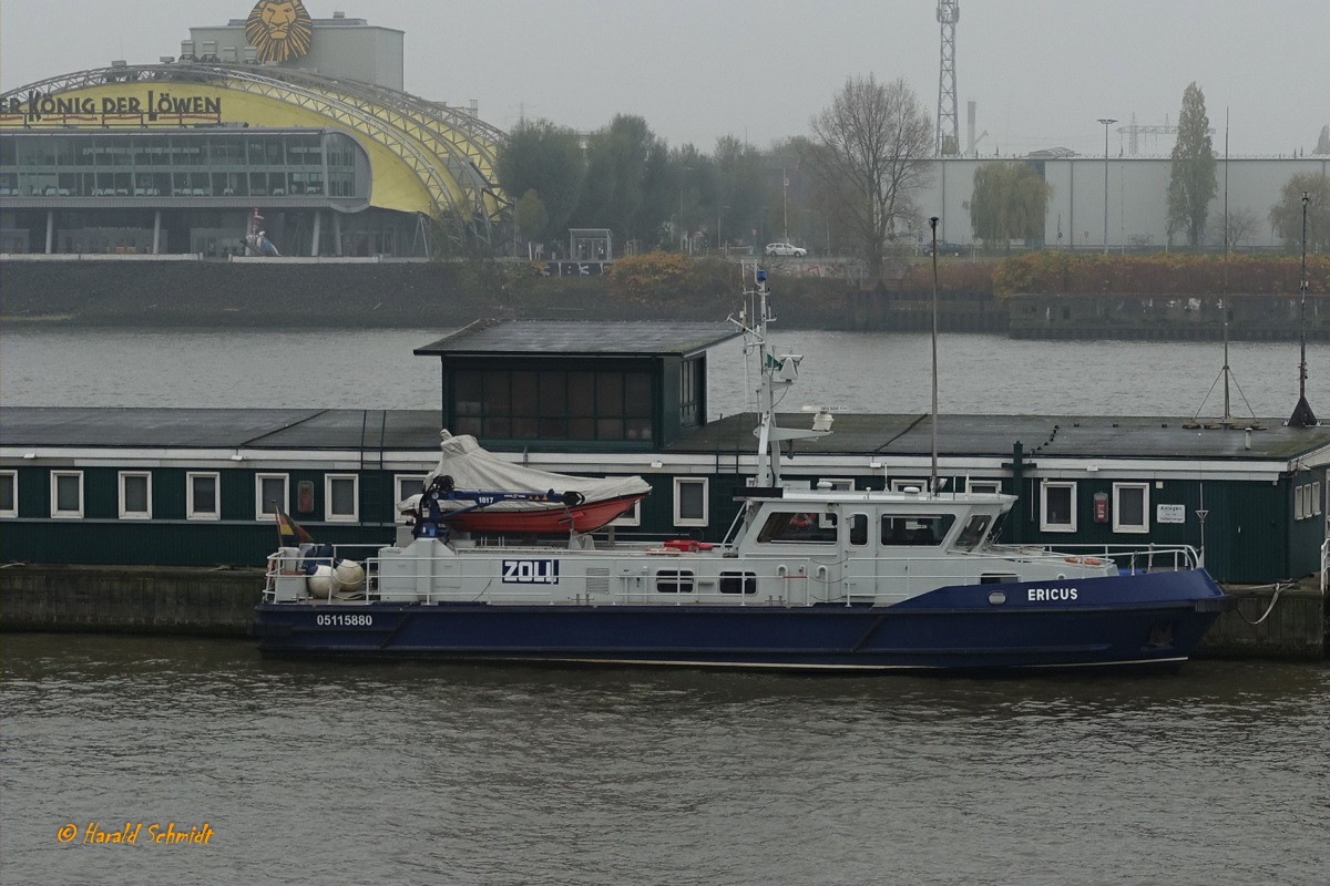 ERICUS (ENI 05115880) am 11.11.2020, Rumpf jetzt in blau,  Hamburg, Elbe, Liegeplatz Überseebrücke Achterkante  /

Zoll-Patrouillenboot / Lüa 19,97 m, B 5,27 m, Tg 1,5 m  / 1 Diesel, MTU 8V396TE74, 832 kW, 1132 PS, 1 Verstellpropeller, 17 kn / 1996 bei  E. Menzer, HH-Geesthacht / Eigner: Bundesministerium der Finanzen, Manager: OFD-Hamburg / Heimathafen Hamburg /
