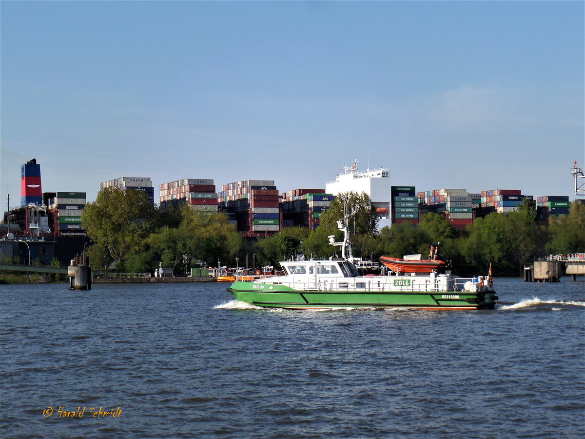 ERICUS (ENI 05115880) am 11.5.2017, Hamburg, Elbe Köhlfleethafen /

Zoll-Patrouillenboot / Lüa 19,97 m, B 5,27 m, Tg 1,5 m  / 1 Diesel, MTU 8V396TE74, 832 kW, 1132 PS, 1 Verstellpropeller, 17 kn / 1996 bei  E. Menzer, HH-Geesthacht / Eigner: Bundesministerium der Finanzen, Manager: OFD-Hamburg / Heimathafen Hamburg /
