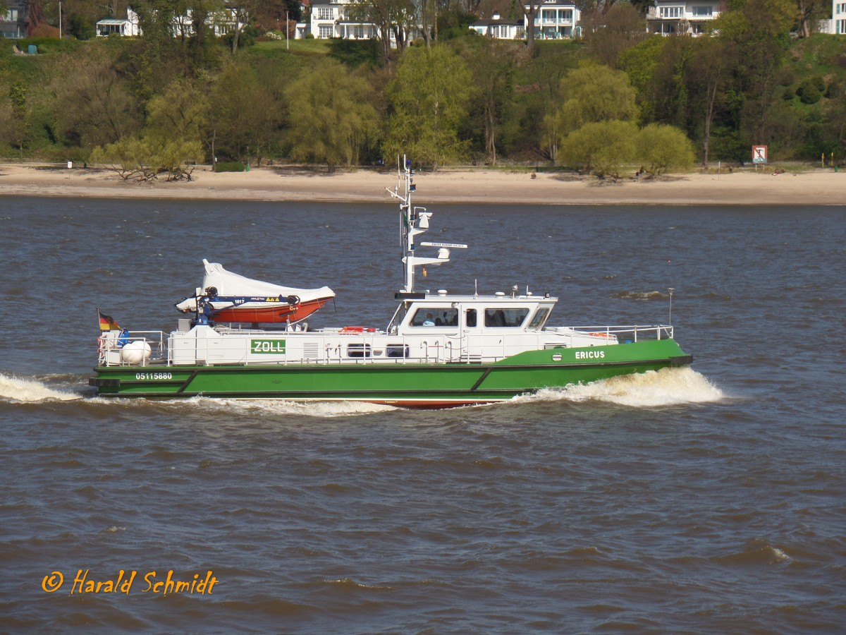 ERICUS (ENI 05115880) am 21.4.2015, Hamburg, Elbe Höhe Bubendeyufer /

Zoll-Patrouillenboot / Lüa 19,97 m, B 5,27 m, Tg 1,5 m  / 1 Diesel, MTU 8V396TE74, 832 kW, 1132 PS, 1 Verstellpropeller, 17 kn / 1996 bei  E. Menzer, HH-Geesthacht / Eigner: Bundesministerium der Finanzen, Manager: OFD-Hamburg / Heimathafen Hamburg /
