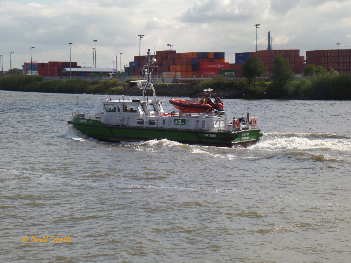 ERICUS (ENI 05115880) am 8.9.2015, Hamburg, Elbe Höhe Blohm + Voss/

Zoll-Patrouillenboot / Lüa 19,97 m, B 5,27 m, Tg 1,5 m  / 1 Diesel, MTU 8V396TE74, 832 kW, 1132 PS, 1 Verstellpropeller, 17 kn / 1996 bei  E. Menzer, HH-Geesthacht / Eigner: Bundesministerium der Finanzen, Manager: OFD-Hamburg / Heimathafen Hamburg /
