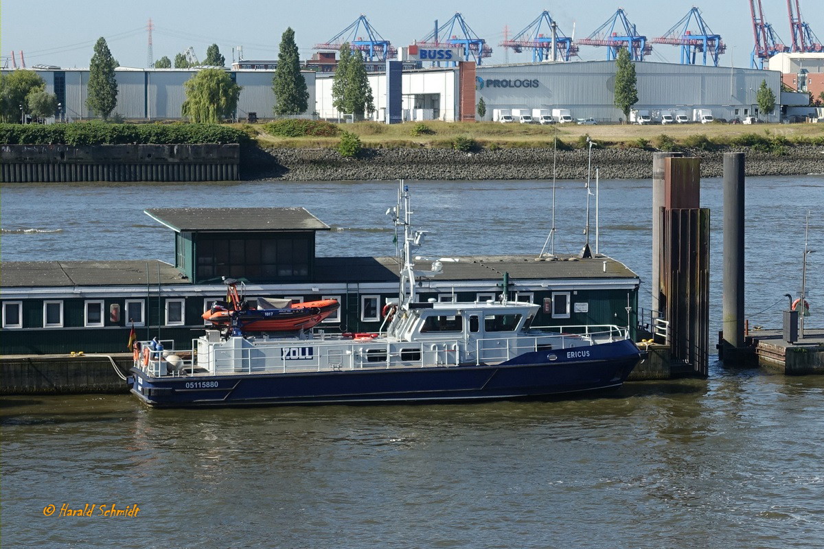 ERICUS (ENI 05115880) am 9.8.2022, Hamburg, Elbe, Liegeplatz Überseebrücke Achterkante  /

Zoll-Patrouillenboot / Lüa 19,97 m, B 5,27 m, Tg 1,5 m  / 1 Diesel, MTU 8V396TE74, 832 kW, 1132 PS, 1 Verstellpropeller, 17 kn / 1996 bei  E. Menzer, HH-Geesthacht / Eigner: Bundesministerium der Finanzen, Manager: OFD-Hamburg / Heimathafen Hamburg /
