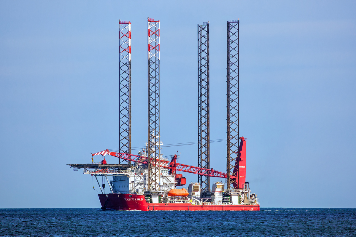 Errichterschiff SEAJACKS KRAKEN (IMO 9522207) auf der Fahrt zum Offshore-Windpark WIKING. - 20.06.2017
