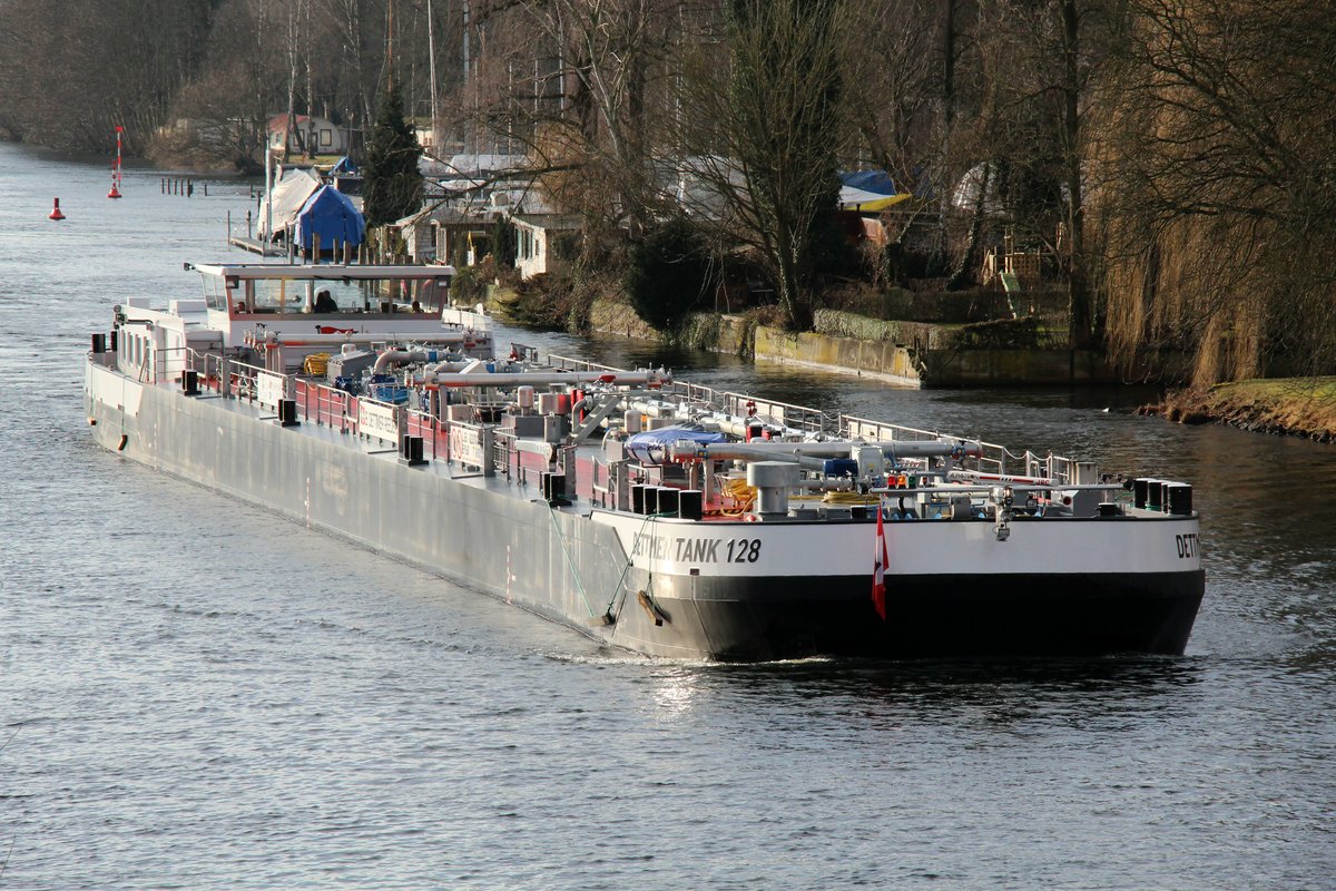 Erstanlauf am 24.01.2018 in Berlin. TMS Dettmer Tank 128 (02337434 , 85 x 9,60m) auf der Havel südlich der Freybrücke zu Berg.