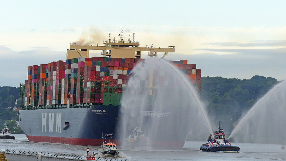 Erstanlauf in Hamburg/Germany am 07.06.2020. Die HMM ALGECIRAS gehört zur HMM Megamax-Klasse von der 12 Stück in Auftrag gegeben wurden. Die Abmessungen betragen 399,9m x 61,4m womit eine Stellplatzkapazität von 23.964 TEU erreicht werden. Aktuell ist es das größte Containerschiff weltweit. Abgeliefert wurde das Schiff am 24. April 2020 von Daewoo Shipbuilding & Marine Engineering (DSME). 