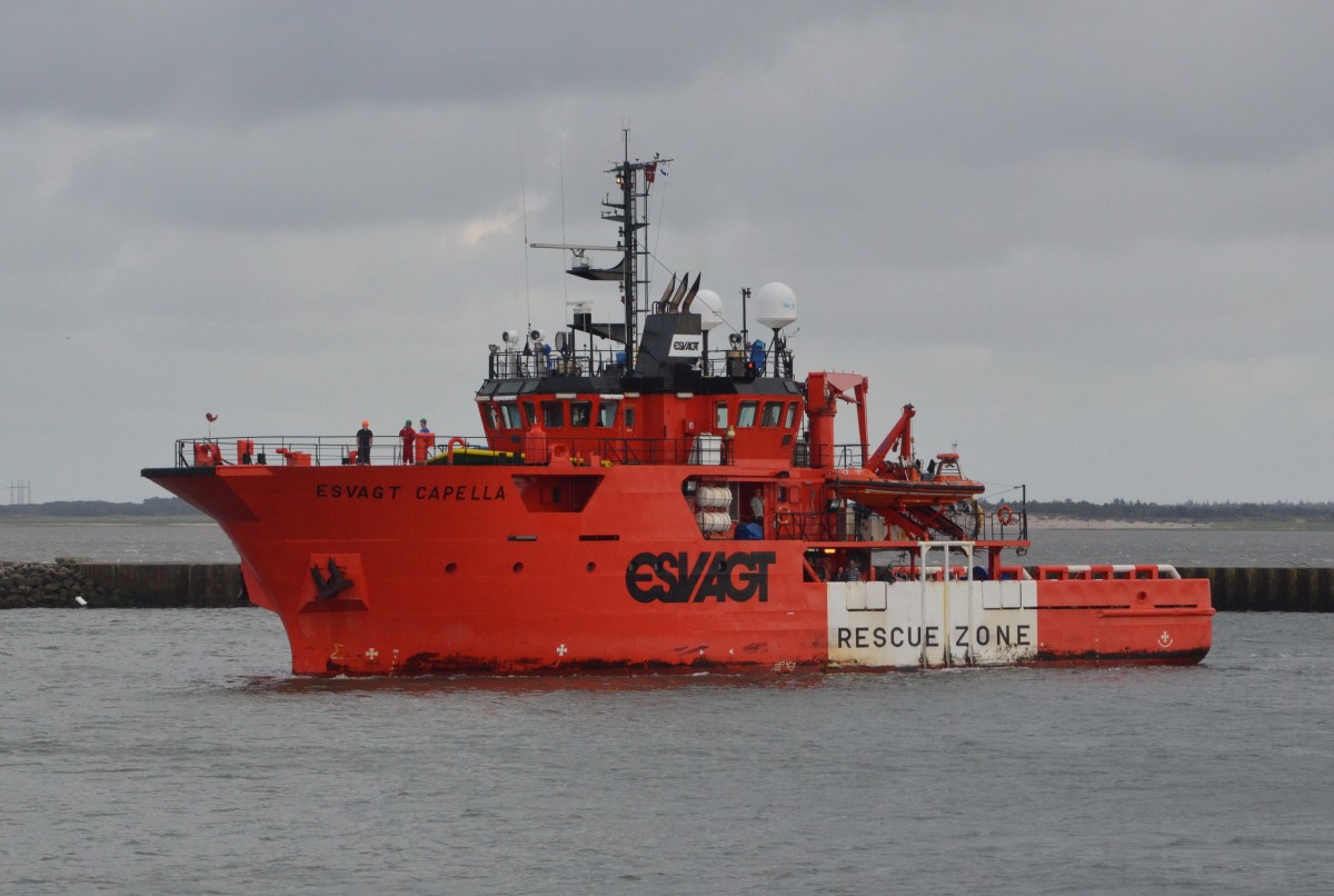 ESVAGT CAPELLA kommt in den Hafen von Esbjerg am 13.06.2014. ESVAGT ist ein fhrender Anbieter von Offshore-Sicherheit und Untersttzung auf See vor allem in und um die Nord- und die Barentssee. Baujahr: 2004, Lnge: 44,30 Meter, Breite: 11,50 Meter. 