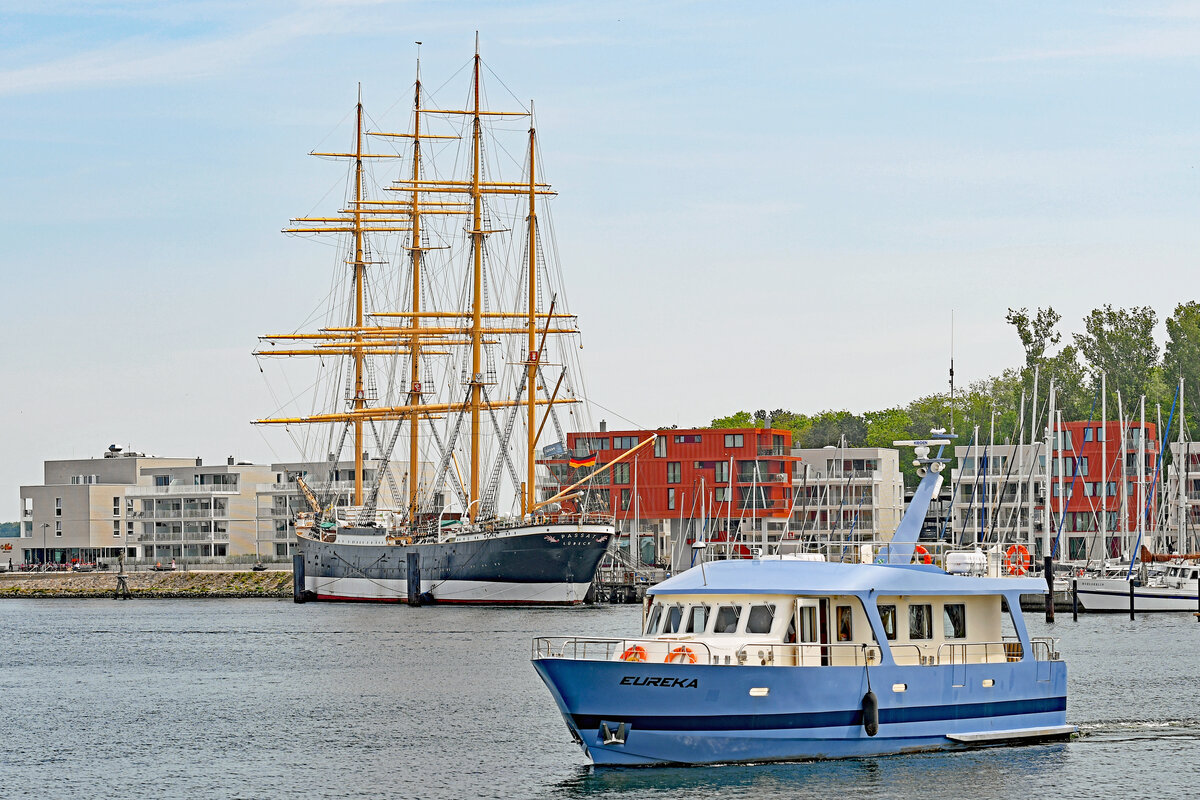 EUREKA (hauptsächlich für Seebestattungen im Einsatz) am 19.05.2022 im Hafen von Lübeck-Travemünde. Im Hintergrund zu sehen: die Viermastbark PASSAT