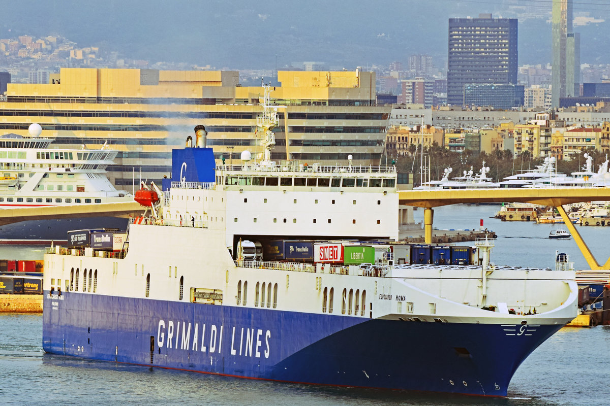 EUROCARGO ROMA (IMO: 9465526, MMSI: 247241900) am 1.11.2019 den Hafen von Barcelona verlassend