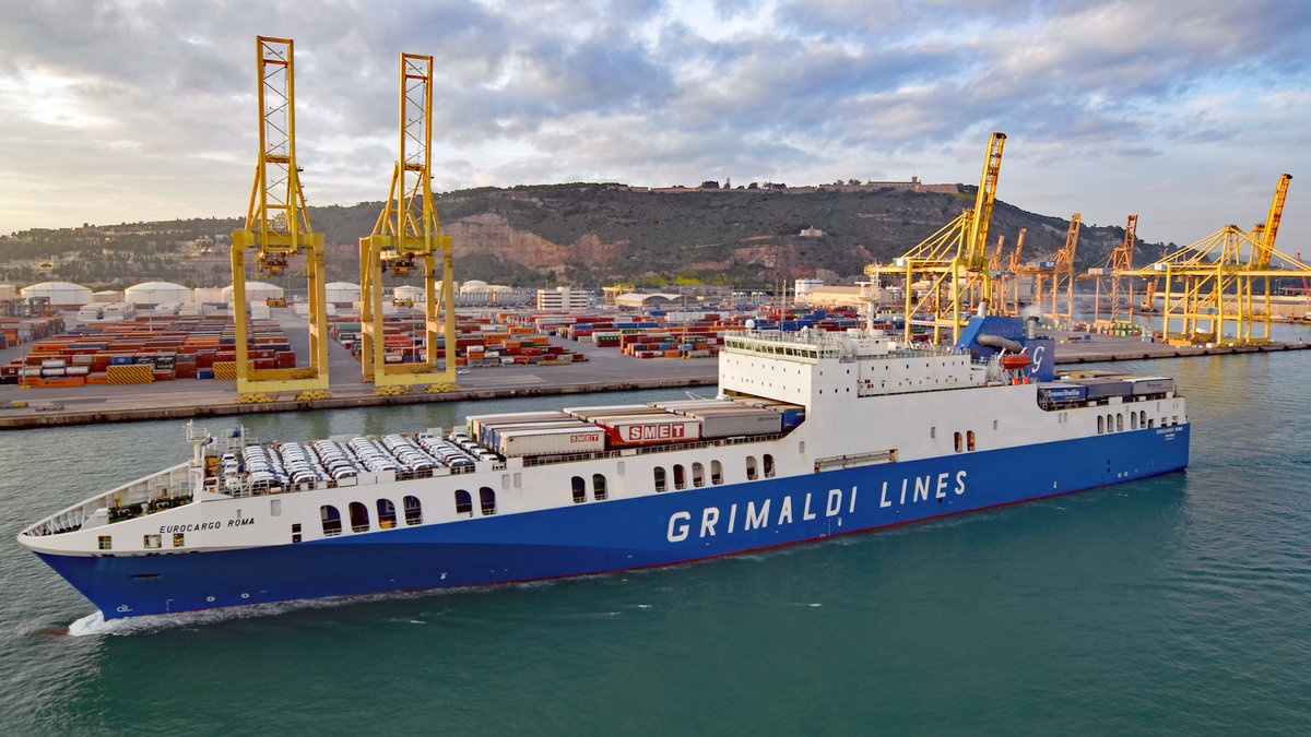 EUROCARGO ROMA (IMO: 9465526, MMSI: 247241900) am 1.11.2019 den Hafen von Barcelona verlassend