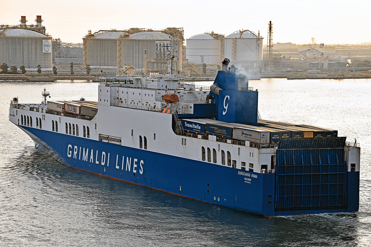 EUROCARGO ROMA (IMO: 9465526, MMSI: 247241900) am 1.11.2019 den Hafen von Barcelona verlassend