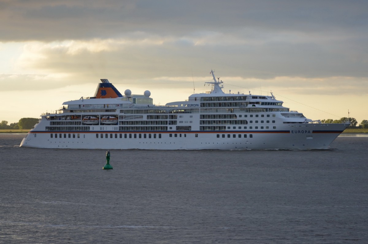 EUROPA , Kreuzfahrtschiff , IMO  9183855 , Baujahr 1999 , 98,6 x 24 m ,408 Passagiere , Lühe 16.06.2015