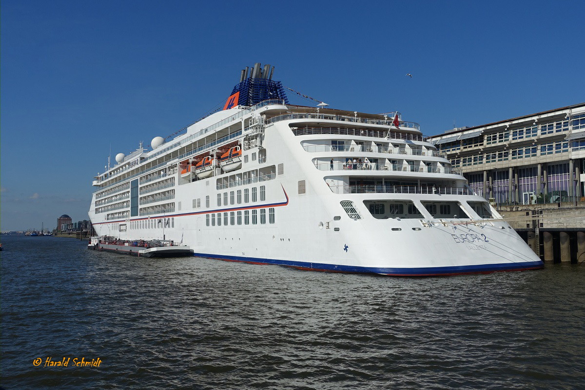 EUROPA 2 (IMO 9616230) am 15.9.2023, Hamburg, Elbe Kreuzfahrtterminal Altona /
Kreuzfahrtschiff / BRZ  42.830  / Lüa 225,62 m, B 26,7 m, Tg 6,53 m / Antrieb: Diesel-Elektrisch, 2 Propellergondeln, Rolls-Royce, 14.500 kW (19.715 PS), 2 Festpropeller, 21,4 kn / Energieversorgung: 4 Diesel, MaK 6M43C, Generatorleistung: 18.000 kW (24.473 PS) / gebaut 2013 bei STX-France; Saint Nazaire / max. Pass. 514 in 251 Suiten / Eigner: TUI, Reederei: Hapag-Lloyd Kreuzfahrten / Flagge: Malta, Heimathafen: Valetta /
