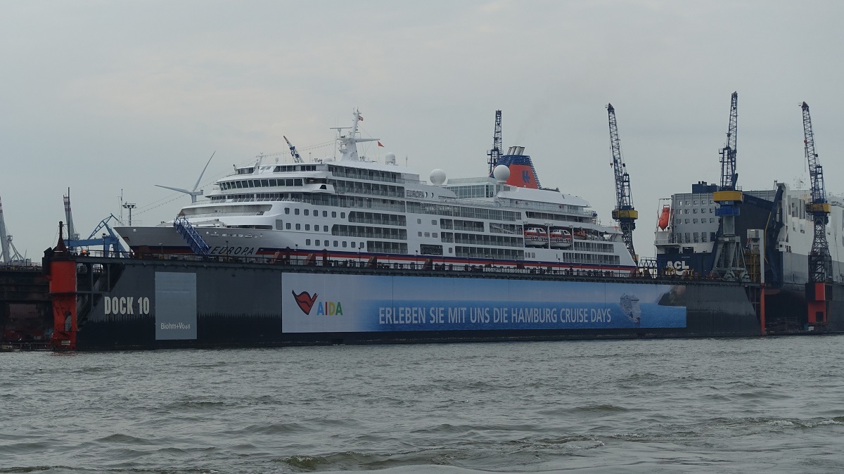 EUROPA (IMO 9183855) am 13.10.2019, Hamburg, Elbe, im Blohm+Voss (Schwimm-) Dock 10  Auftragsumfang: 2-Jahres-Dockung mit Klassearbeiten, Arbeiten an Antriebsgondeln, Bugstrahlruder, Überholung der Stabilisatoren, Farbarbeiten, Umbau Passagier-Fitnesscenter zur Oyster Bar /

Kreuzfahrtschiff / BRZ 28.890 / Lüa 198052 m, B 24 m, Tg 6,3 m / Energieversorgung: 2 Diesel, MAN B&W 8L40/54), je 5.760 Kw (7834 PS) + 2 L40/54), je 5.040 Kw (6854 PS), Generator: 21.600 kW (29.368 PS), 2 ABB Azipod, 21 kn / gebaut 1999 bei Kvaerner Masa Yards, Helsinki / Eigner: Hapag-Lloyd Ltd., Flagge: Bahamas, Heimathafen: Nassau / 
