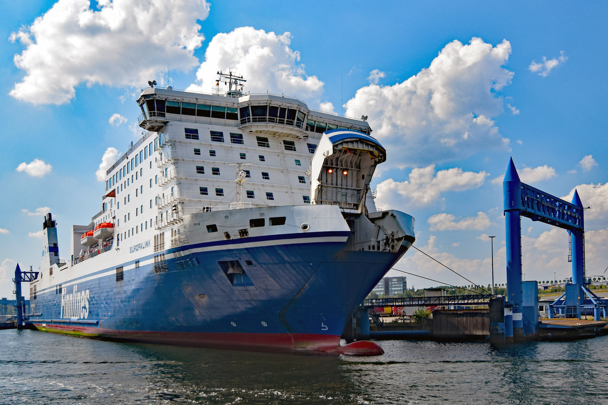 EUROPALINK (IMO 9319454) am 16.08.2020 am Skandinavienkai in Lübeck-Travemünde. Geöffnete Klappe zur Belüftung des oberen Autodecks.