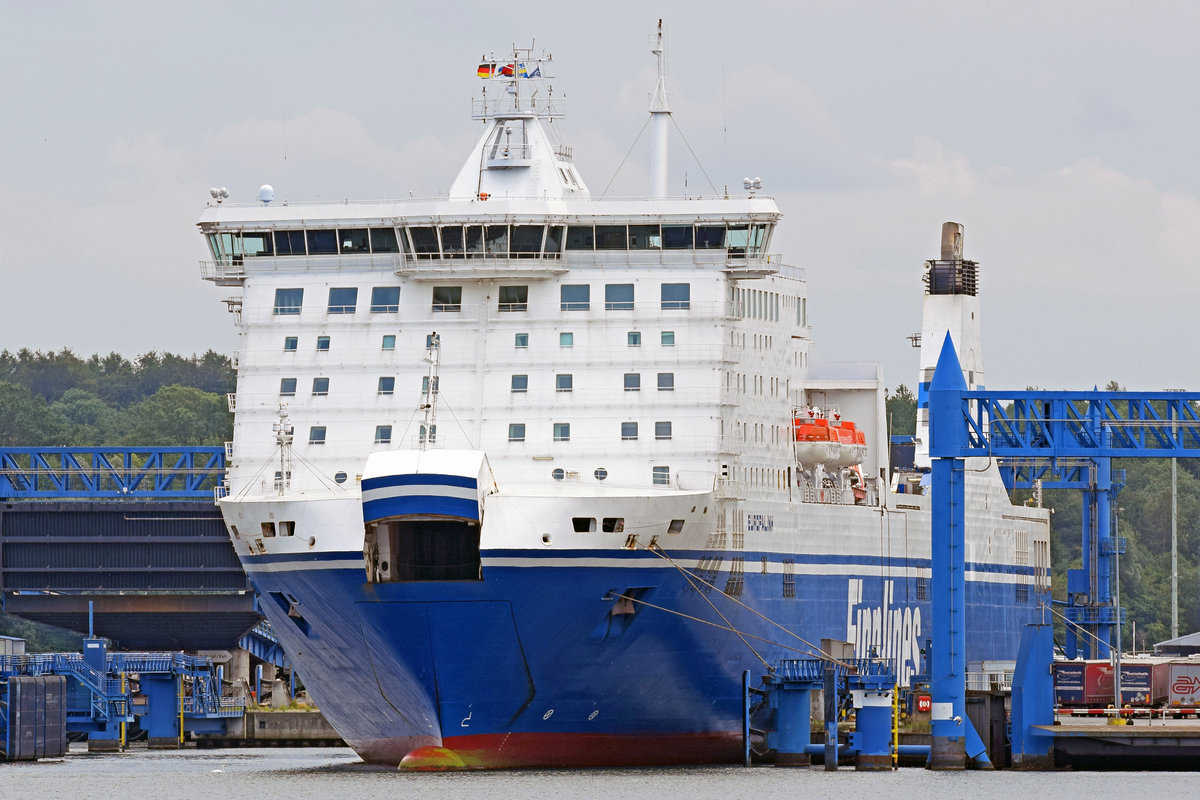 EUROPALINK (IMO 9319454) am 4.8.2019 in Lübeck-Travemünde.Die Klappe zum Belüften des oberen Autodecks ist geöffnet.