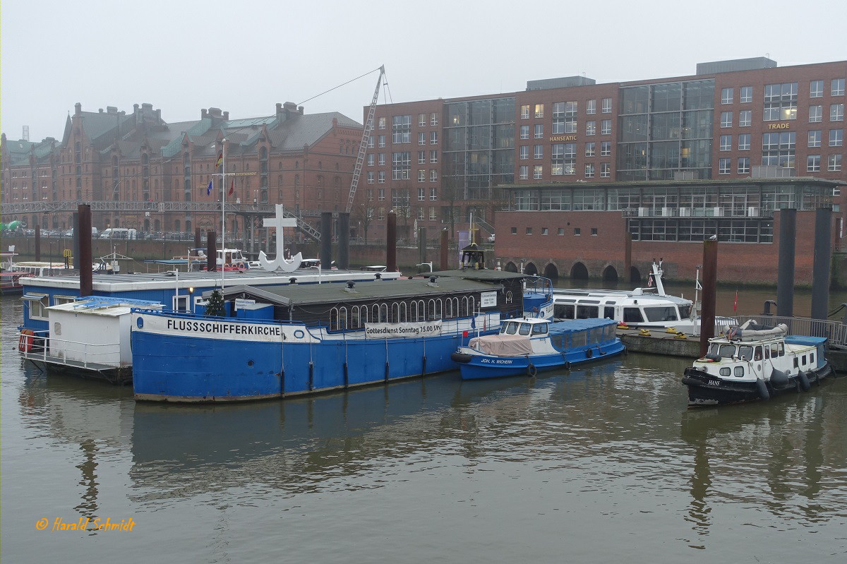 ev.-luth. FLUSSSCHIFFERKIRCHE  und Barkasse JOH. H. WICHERN am 17.12.2021, Hamburg, Binnenhafen  / 
Gebaut 1906 als Weserleichter / Lüa 26,1 m, B 7,1 m, Tg 1,0 m / Innenhöhe 4,0m, Außenhöhe bis Kreuz 6,7 m  / 1952 Umbau auf der Norderwerft  und Weihe  / Ausstattung u.a. Altar, Kanzel, Taufbecken, Orgel und Glockenturm / das Symbol der Kirche besteht aus einem Anker mit dem christlichen Kreuz /
Barkasse / Lüa  m, B  m, Tg  m / 1 Diesel, Jastram, 66 kW (90 PS) /
