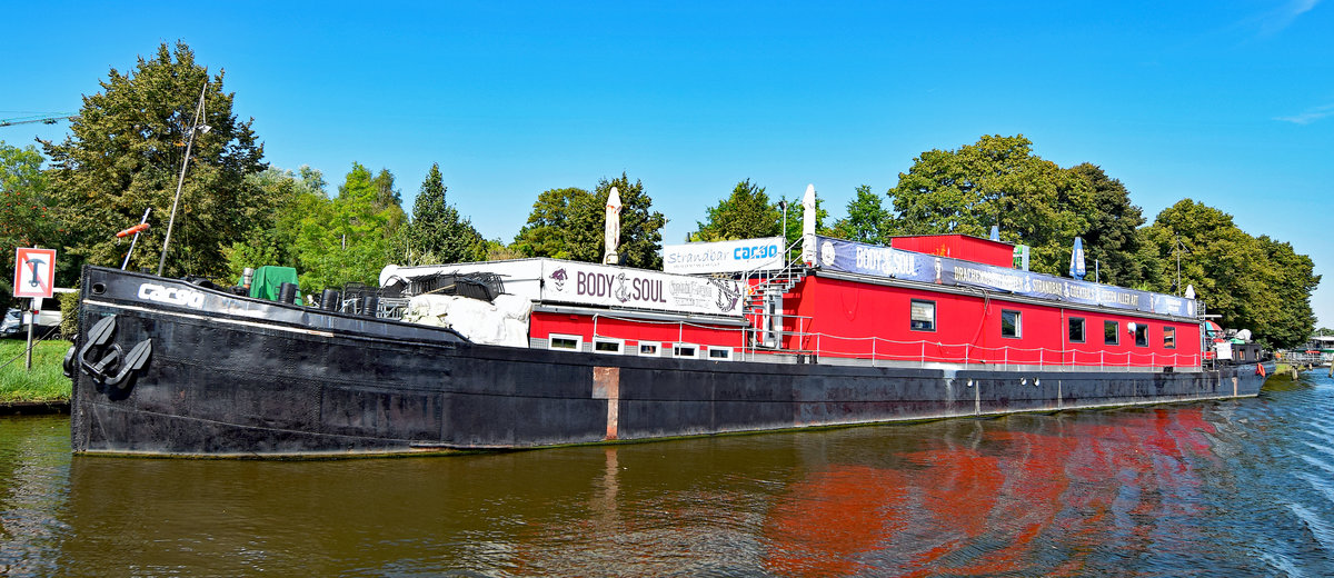  Eventschiff  CARGO, 1930 gebaut als Schleppkahn ohne Antrieb, mit einem Frachtraum für Handelsgut aller Art, vor allem für Getreide. 1958 wurde das Schiff motorisiert, bekam einen MAK Sechszylinder-Motor mit 450 PS. Der große Frachtraum wurde geteilt und das Fahrzeug erhielt den Namen MICHAEL.
Anfang 2010 zum „Eventschiff  umgebaut, wurde die CARGO im November desselben Jahres ihrer neuen Bestimmung übergeben und liegt nun an der Kanalstraße 100, ihrem Festlieger in Lübeck. Das Schiff beherbergt, neben den Räumlichkeiten für geschlossene Veranstaltungen, den Club „Body&Soul  (für Konzerte und  Rock-Nächte ). Aufnahme vom 26.08.2016
