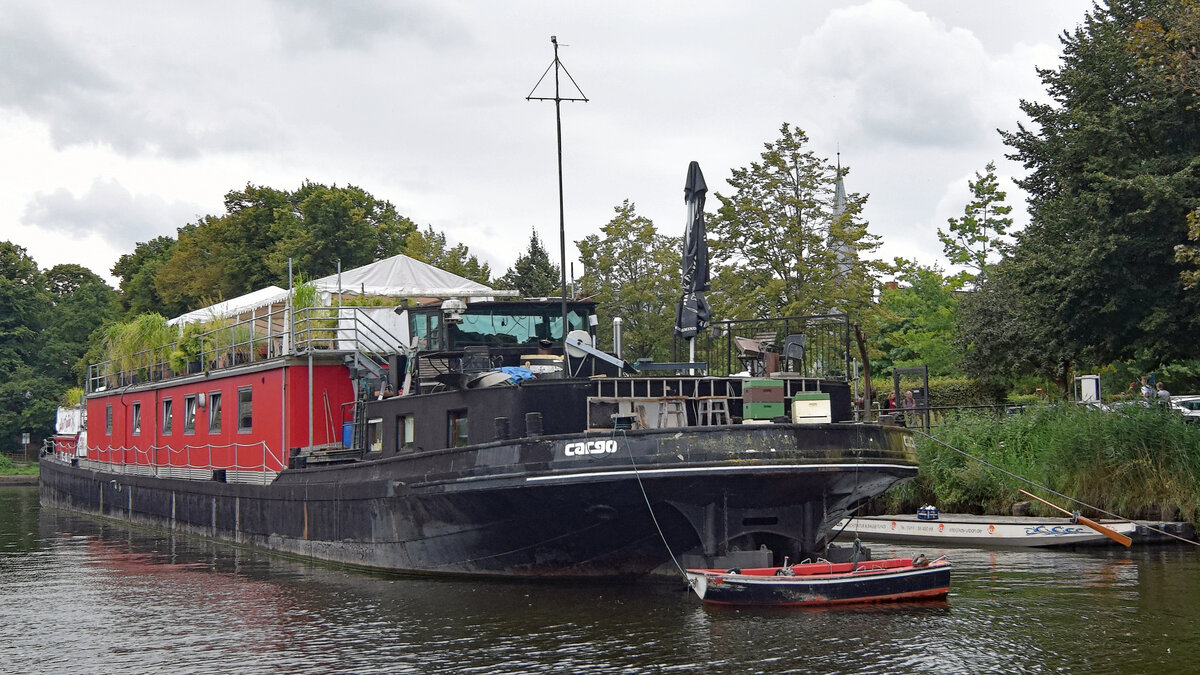  Eventschiff  CARGO, 1930 gebaut als Schleppkahn ohne Antrieb, mit einem Frachtraum für Handelsgut aller Art, vor allem für Getreide. 1958 wurde das Schiff motorisiert, bekam einen MAK Sechszylinder-Motor mit 450 PS. Der große Frachtraum wurde geteilt und das Fahrzeug erhielt den Namen MICHAEL. Anfang 2010 zum „Eventschiff  umgebaut, wurde die CARGO im November desselben Jahres ihrer neuen Bestimmung übergeben und liegt nun an der Kanalstraße 100, ihrem Festlieger in Lübeck. Aufnahme vom 14.08.2021