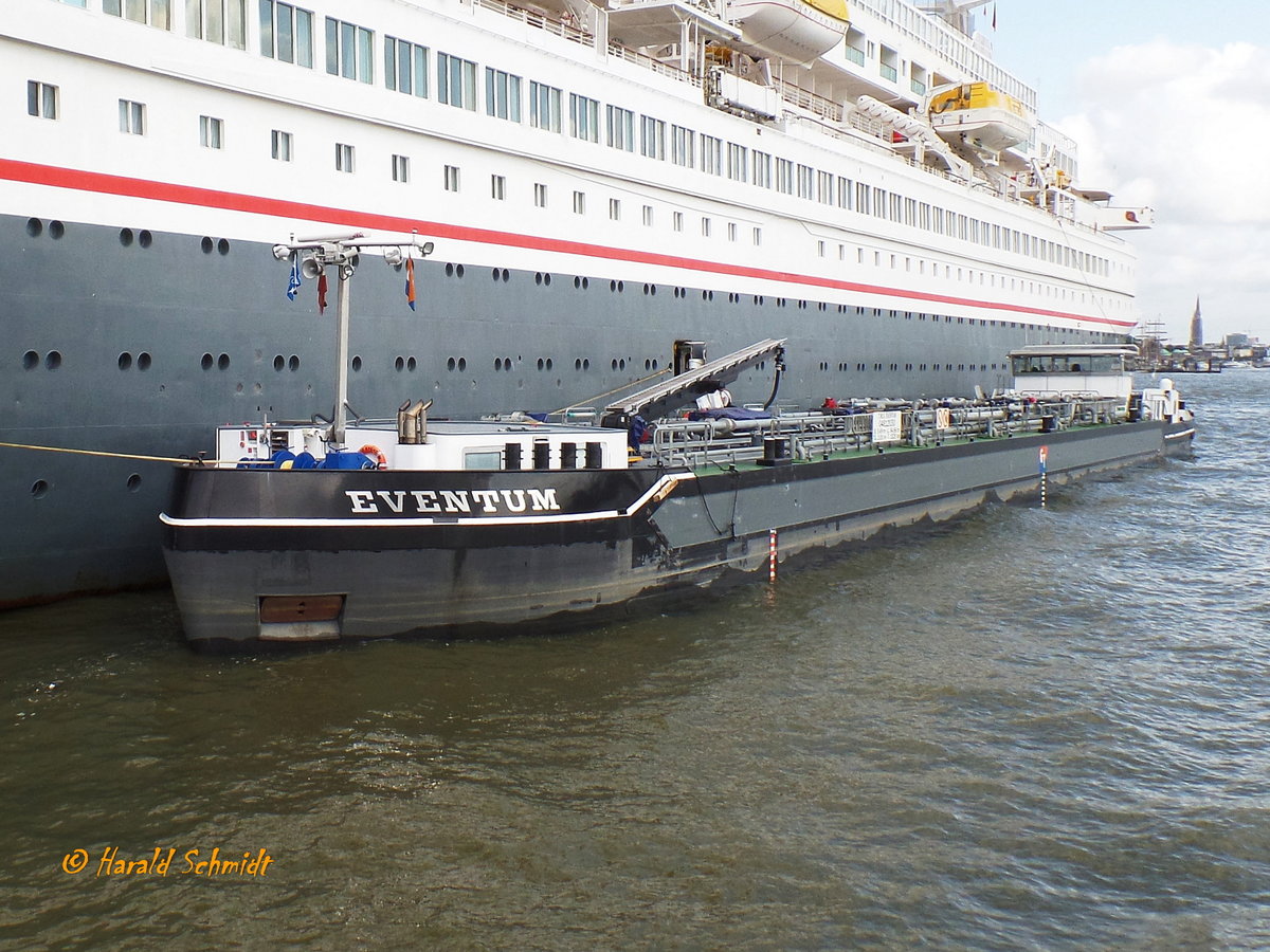 EVENTUM (ENI 04812030) am 26.9.2016, Hamburg, Elbe, Hamburg Cruise Center Altona beim Bebunkern des Kreuzfahrers BLACK WATCH /
TMS / Lüa 84,66 m, B 9,49 m, Tg 3,05 m / 1 Diesel Caterpillar, 810 kW (1100 PS / Tonnage: 1225 t. Tankvolumen: 1800 m³ / gebaut 2015 bei Groningen Shipyard BV, Waterhuizen, NL / Eigner: Gausch Tankschiffahrt, Greffern, D  /
