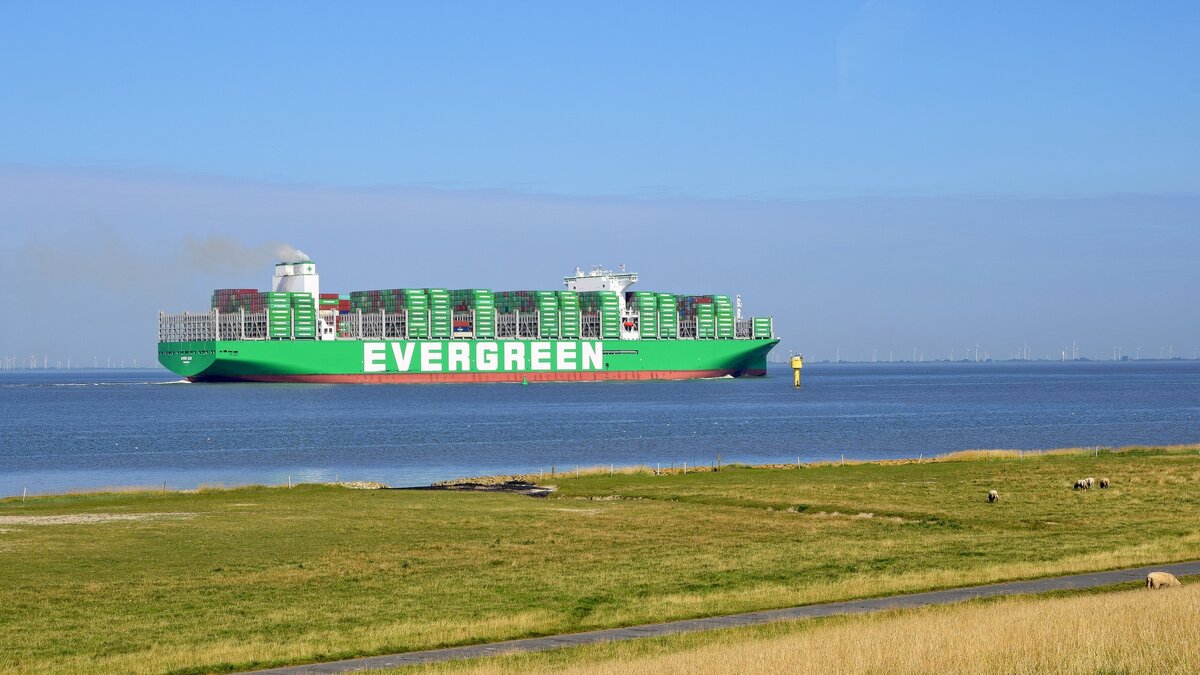 EVER ACE (Containerschiff, Panama, IMO: 9893890) der Reederei Evergreen Marine elbaufwärts. Das Schiff kommt von Rotterdam und läuft erstmalig Hamburg an. Die EVER ACE wurde erst 2021 fertiggestellt und ist das z. Z. größte Containerschiff weltweit (Otterndorf, 08.09.2021).