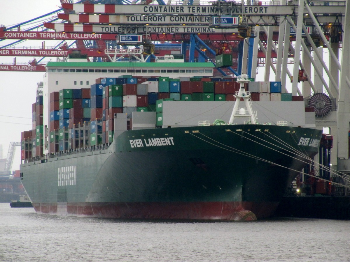 Ever Lambert (IMO 9595436 , 334,80 x 45,80m) am 13.01.2015 am Container-Terminal Tollerort im Hafen HH b. regnerischem Wetter. Das 2012 bebaute Schiff faßt 8452 TEU. 