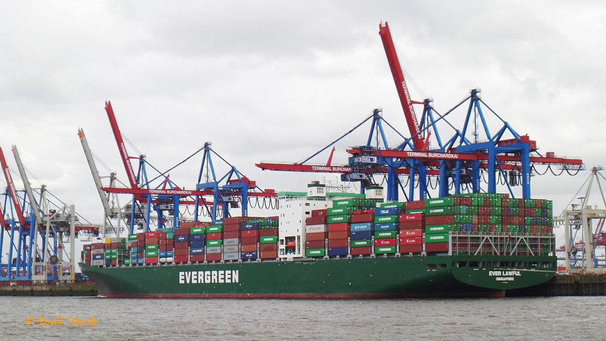 EVER LAWFULL (IMO 9595498) am 20.6.2014, Hamburg, Elbe, Liegeplatz Athabaskakai /
Containerschiff / BRZ 98882 / Lüa 334,8 m, B 45,8 m, Tg 14,2 m / 1 Diesel, 56070 kw, 76255 PS, 24,5 kn / 8452 TEU / 2012 bei Samsung, Geoje, Süd Korea / Flagge: Singapur / Eigner + Operator: Evergreen Marine, Singapur /
