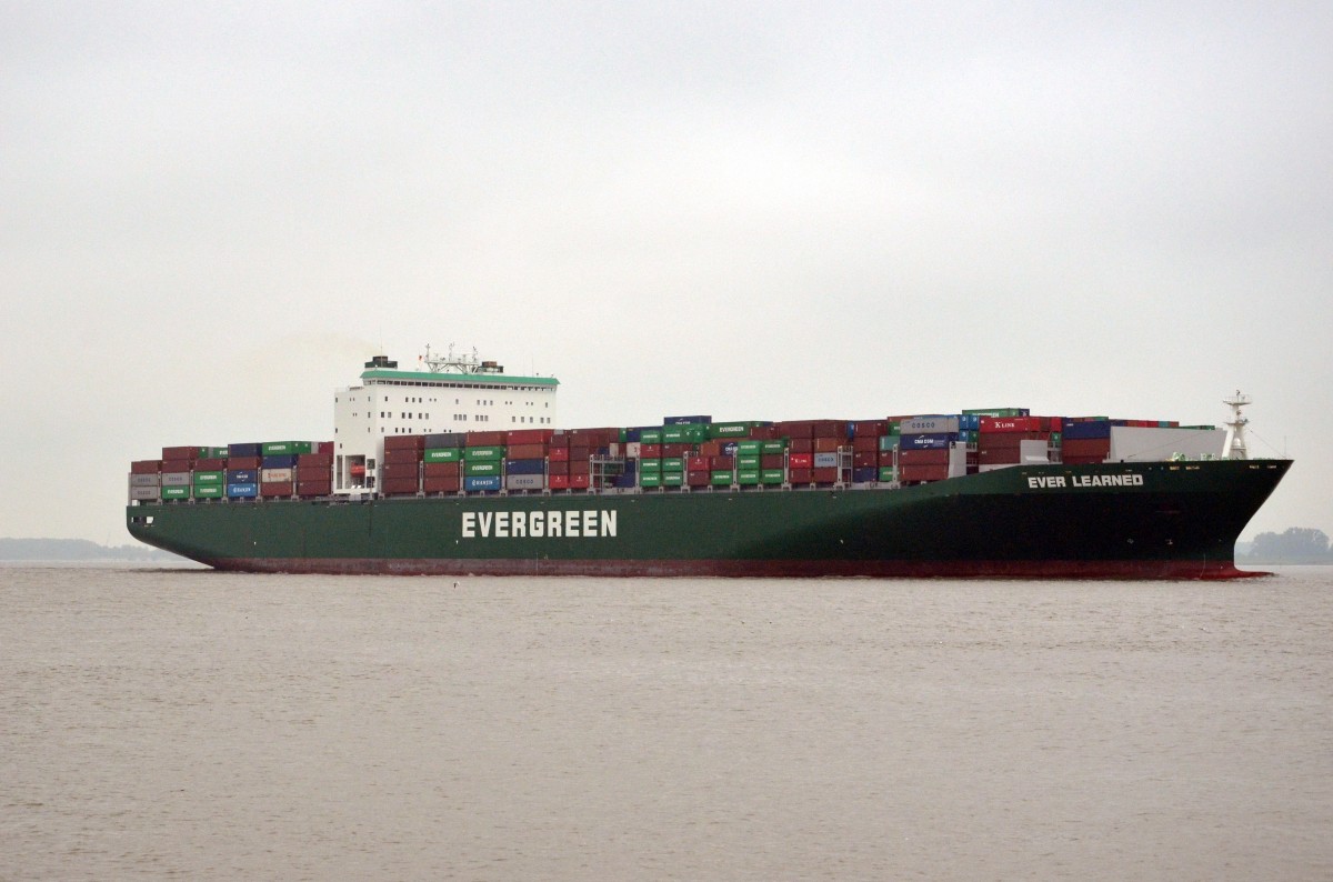 ,,EVER  LEARNED``  Containerschiff  von Evergeen  Heimathafen  London  IMO: 9604108,  Baujahr: 2013,  BRZ: 99640,  DWT: 105000t,  Maschinenleistung: 56070 KW,  Container: 8452 TEU,  Lnge: 334.80 m,  Breite: 45.80 m,  Tiefgang: 14.20 m,  Geschw: 24.50 kn.  Am  09.10.15  bei  Lhe auf der Elbe nach Hamburg einlaufend.