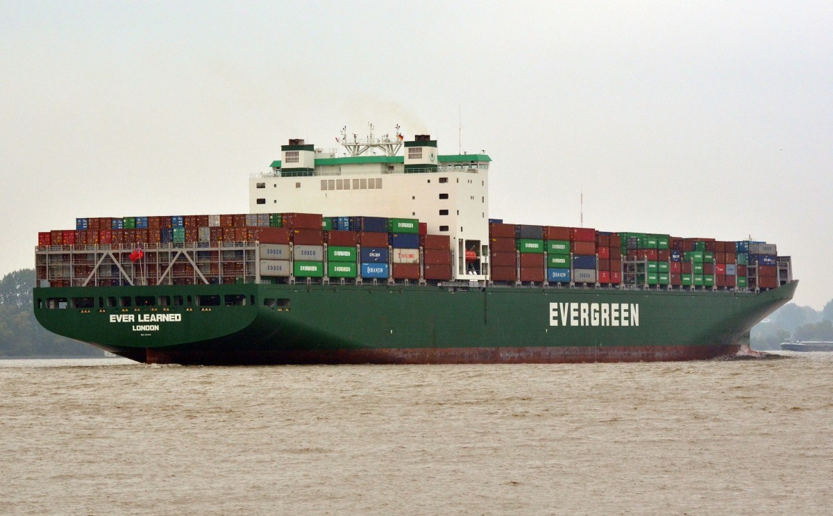 ,,EVER  LEARNED``  Containerschiff  von Evergeen  Heimathafen  London  IMO: 9604108,  Baujahr: 2013,  BRZ: 99640,  DWT: 105000t,  Maschinenleistung: 56070 KW,  Container: 8452 TEU,  Lnge: 334.80 m,  Breite: 45.80 m,  Tiefgang: 14.20 m,  Geschw: 24.50 kn.  Am  09.10.15  bei  Lhe auf der Elbe nach Hamburg einlaufend.