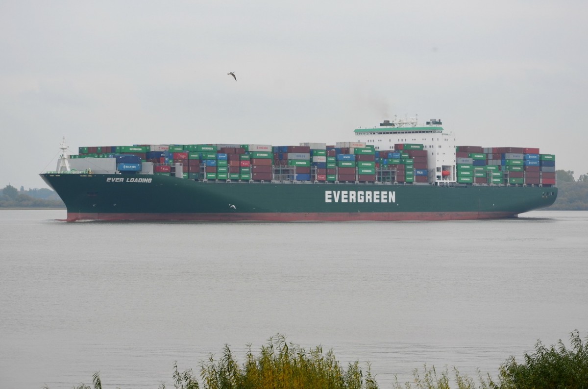 EVER  LOADING , Containerschiff , IMO 9629081 , Baujahr 2014 , 334.8 x 45m , 8.200  TEU , Lühe 24.10.2015