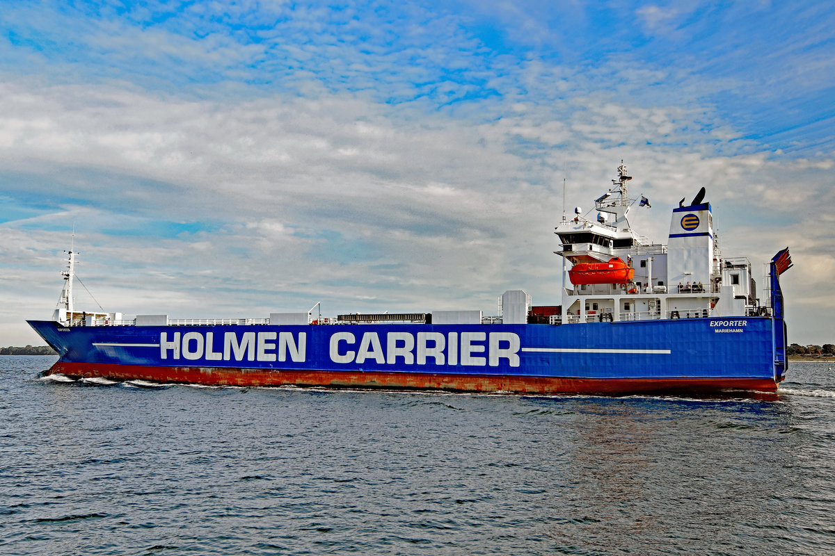EXPORTER (IMO 8820860), Holmen Carrier, verlässt am 23.09.2017 den Hafen von Lübeck Travemünde.