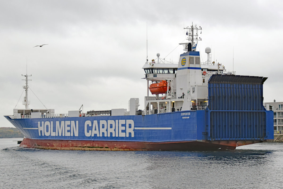EXPORTER (IMO 8820860), Holmen Carrier, am 31.10.2020 Lübeck-Travemünde verlassend