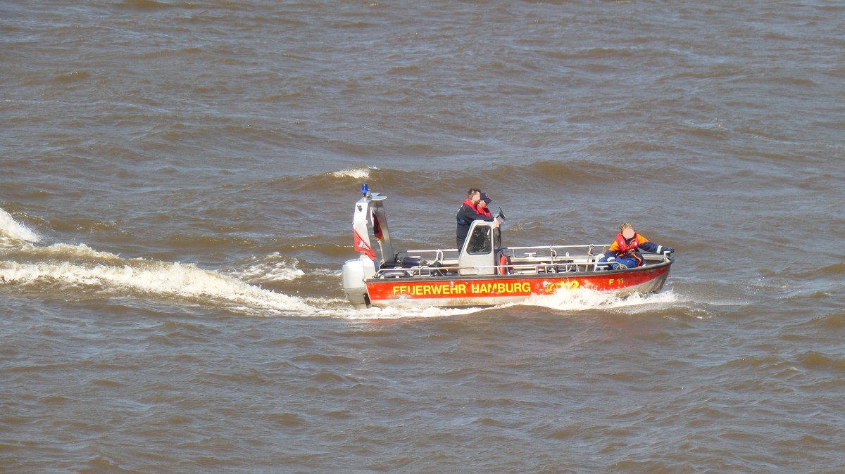 F 11 am 21.4.2015, Hamburg, Elbe Höhe Bubendeyufer  / 
Offenes Boot der Feuerwehr Hamburg (weitere Angaben liegen nicht vor)  /
