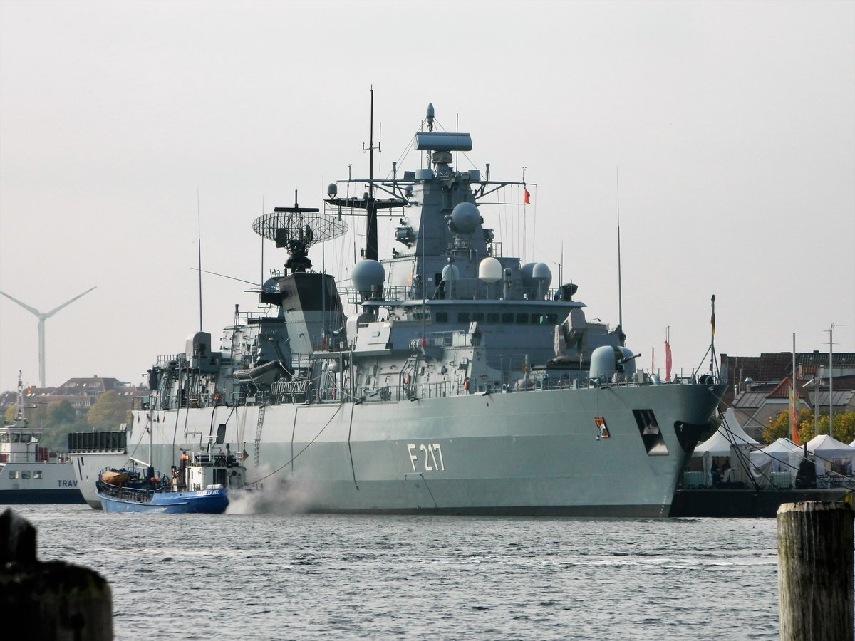 F 217 - Fregatte  Bayern  der Deutschen Marine am 13.10.2017 im Vorhafen von Travemünde. Beheimatet ist das 1994 erbaute Schiff in Wilhelmshafen. 