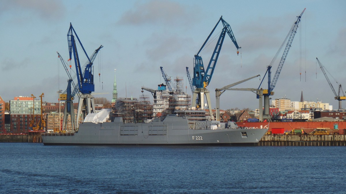 F 222 BADEN-WÜRTTEMBERG am 8.11.2015, Hamburg, bei Blohm + Voss am Ausrüstungskai / 
Fregatte / Verdrängung 7.200 t / Lüa 149,5 m, B 18,8 m, Tg 5,0 m / Codlag –Antrieb bestehend aus: 4 Diesel, MTU, ges. 12.060 kW, 2 E-Motore, 1 Gasturbine, General Electric, 20 MW, Gesamtleistung: 31.600 kW (42.964 PS), 2 Propeller, 24 kn / 
