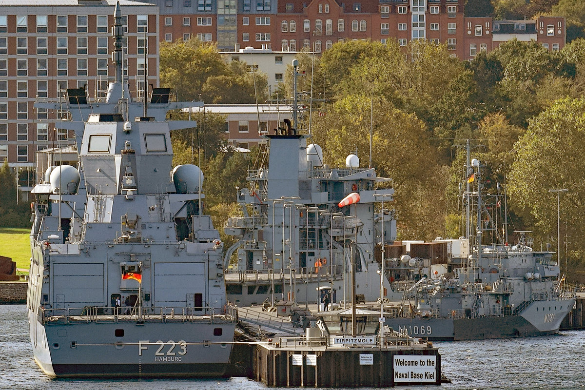 F 223 (links) an der Tirpitzmole im Hafen von Kiel. Aufnahme vom 03.10.2017