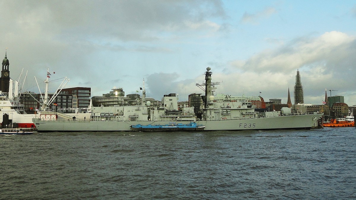 F 235 HMS MONMOUTH am 28.11.2015, Hamburg, Elbe, Überseebrücke / 
Fregatte Typ 23 (Duke-class) der Royal Navy / Lüa 133 m, B 16,1 m, Tg 7,3 m / Antrieb: Codlag, 4 Diesel ges. 6040 kW (8.215 PS), 2 E-Motore, ges. 2960 kW (8105 PS), 2 Rolls-Royce Turbienen, ges. 23190 kW (31538 PS), 2 Propeller, 28 kn / gebaut bei Yarrow Shipbuilders, Glasgow, Indienststellung am 24.9.1993, modernisiert 2014/15 / 
