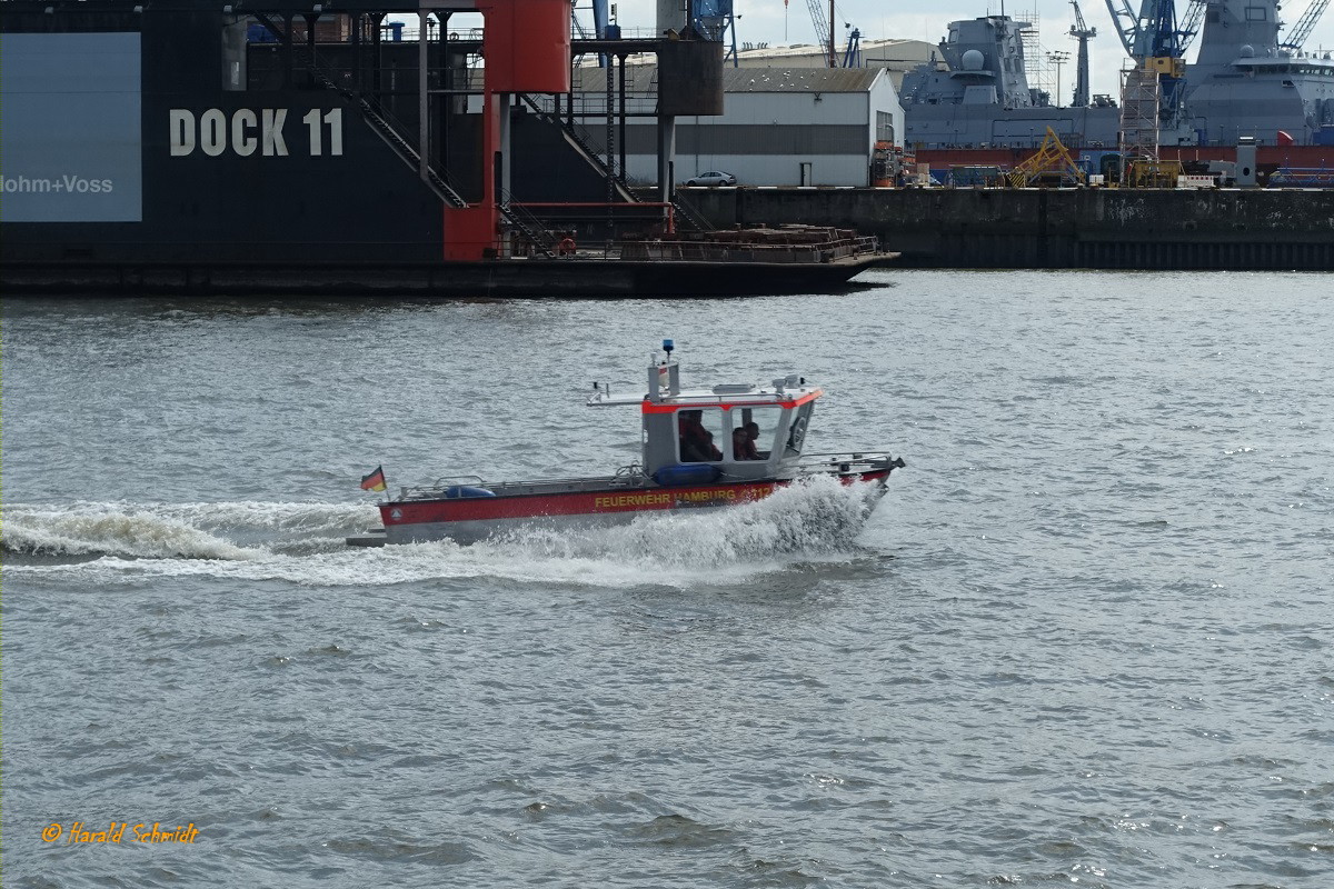 F 35 (Feuerwehr) am 21.8.2019, Hamburg, Elbe vor Blohm+Voss / 
Feuerwehr Mehrzweckfahrzeug (MZB) / Lüa 8,0 m, B 2,47 m / 1 Innenborder, Yanmar 6 LPA-ST2TP2, 232 KW (315 PS), 25 kn / zugel. Personen: 12 /
