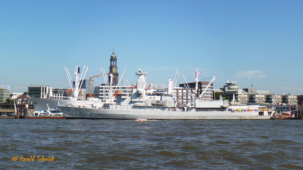 F 831 HNLMS VAN AMSTEL am 7.9.2016, Hamburg, Elbe, Überseebrücke / 
Niederländische Fregatte der Karel Doorman Klasse  / Verdrängung: 3.300 t / Lüa 122,0 m, B 14,4 m, Tg 6,2 m / 2 Rolls Royce Gasturbinen, ges.  24.560 kW (33.400 PS), 29 kn, 2 Diesel, Stork-Werkspoor ges. 7.200 kW (9.790 PS), 21 kn / gebaut 1987-1993 bei  Koninklijke Schelde Groep, Vlissingen /
