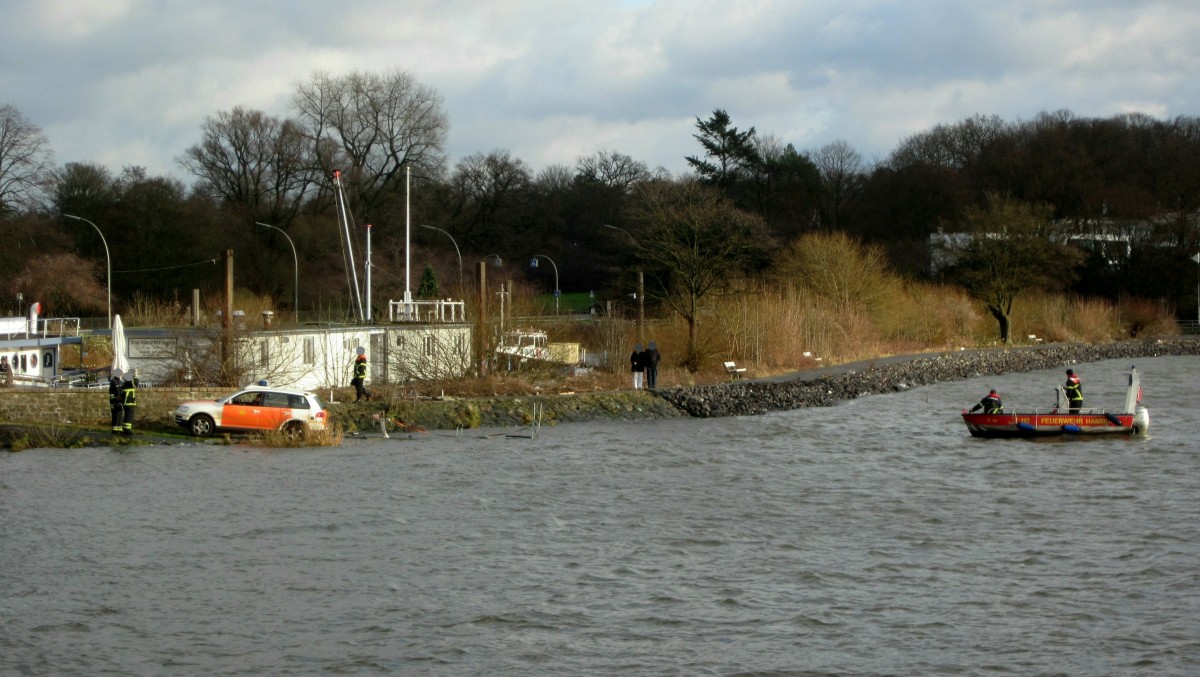 F14 der Feuerwehr Hamburg wurde am 21.12.2015 aus dem Wasser / der Elbe geholt.