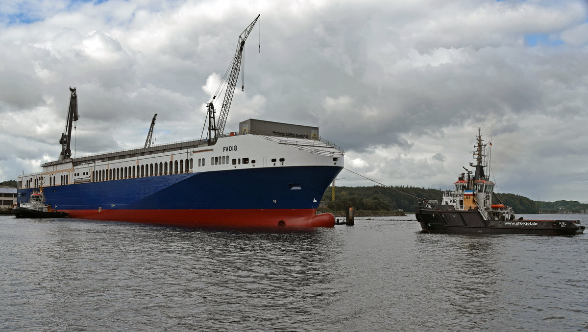 FADIQ am 07.09.2017 in Flensburg. Das Schiff wurde eine Stunde zuvor vom Stapel der Flensburger Schiffbau-Gesellschaft gelassen. 209,79 m lang und rund 26 m breit ist das Ro/Ro-Schiff. Es hat rund 55 Millionen Euro gekostet. Die türkische Reederei Alternative Transport (AT) will die »Fadiq« ab dem ersten Quartal 2018 auf der Route Türkei-Italien einsetzen. Die »Fadiq« ist das siebte Schiff der Reederei. Sie bietet 4.100 Spurmeter für den Transport von 283 Trailern. Die maximale Geschwindigkeit beträgt 21,3 kn.
Baunummer 770 der Flensburger Schiffahrt-Gesellschaft